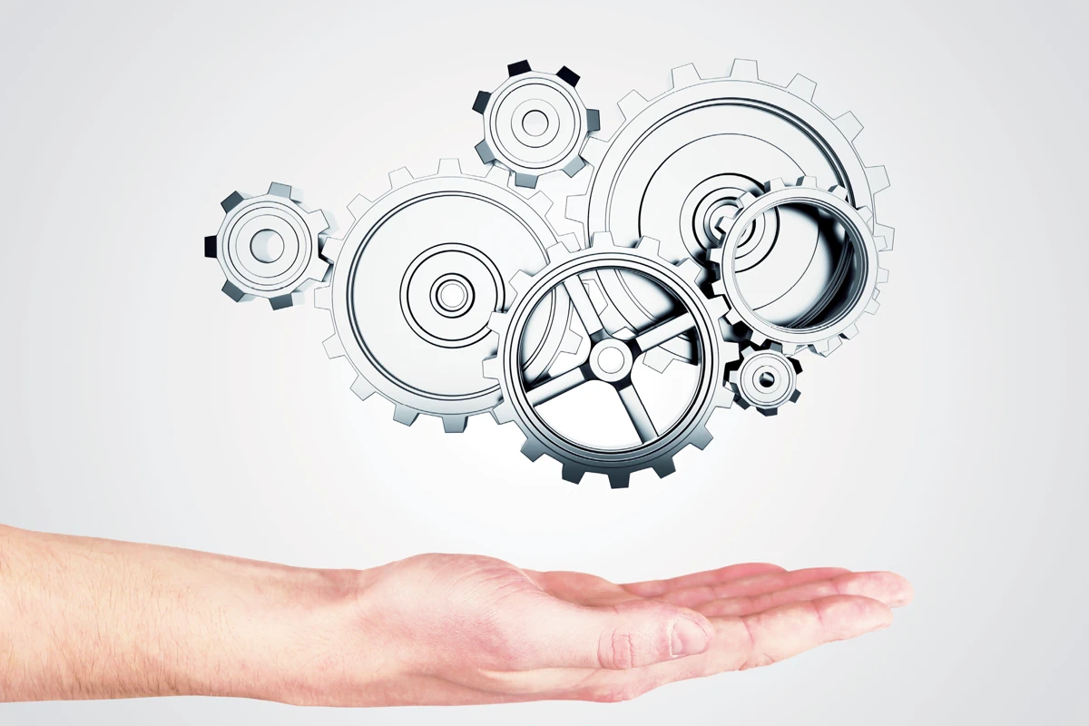 Trys gruntas–vanduo tipo šilumos siurbliai, stovintys prieš sudėtingą sistemų projektavimo schemą, simbolizuojantys galimybę laisvai derinti sprendimus ir jungti į kaskadą.